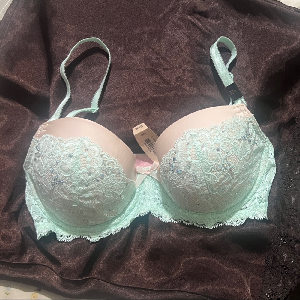 Victoria's Secret Light Green and Cream Lace Bra
